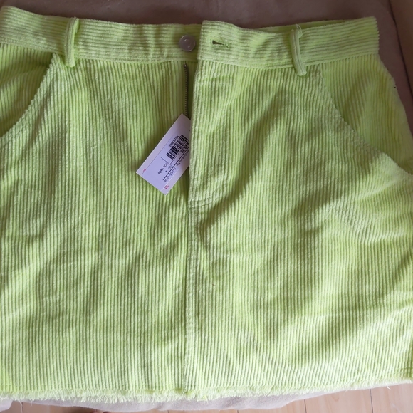 Lime neon green-yellow corduroy miniskirt - Picture 4 of 4